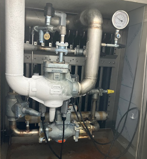 Industrial piping system with pressure gauge valve assembly